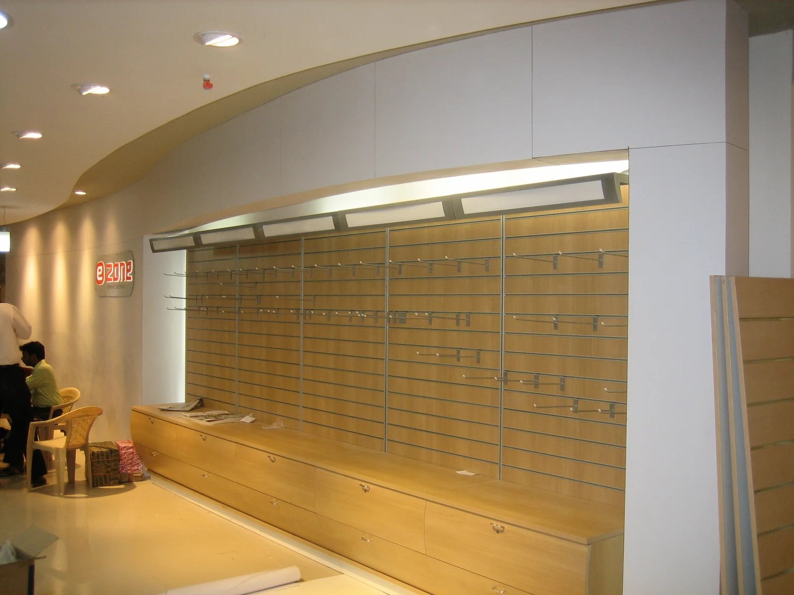 Slat wall display with lighting