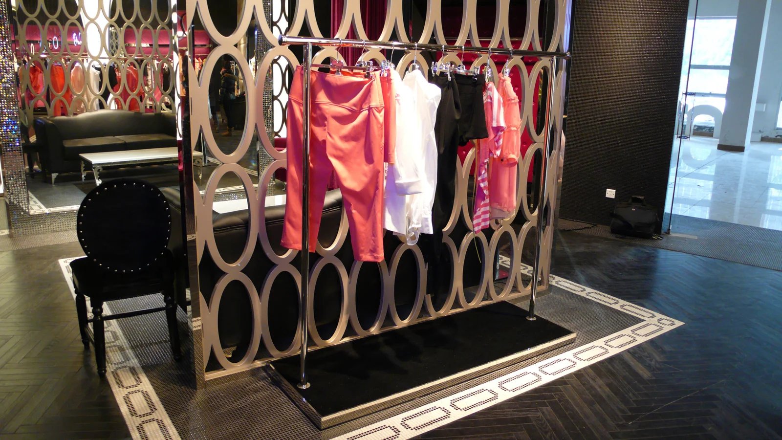 Geometric clothing display fixture